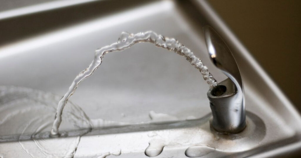 Conserto de Bebedouro em Bauru | Assistência Perto de Mim vazamento de agua no bebedouro